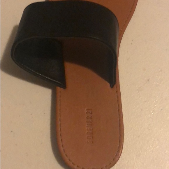 FREE W/ BUNDLE Cute & trendy sandals - Picture 3 of 4